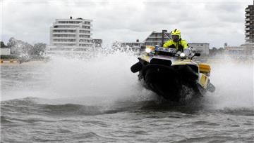 Rettung per Quad: Ein Mitarbeiter brachte die beiden Frauen sicher wieder an den Strand. Foto Koppe
