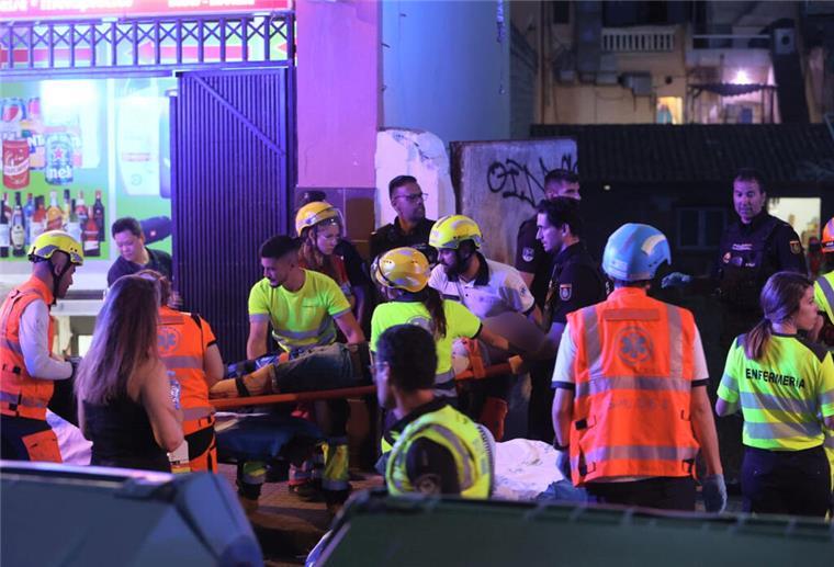 Rettungsdienste sind nach dem Einsturz eines Gebäudes am Strand von Palma im Einsatz.