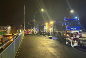 Übungseinsatz auf der Kennedybrücke: THW und Rettungsdienste probten am Abend die Rettung von fünf Verschütteten. Die Brücke war dafür teils gesperrt.