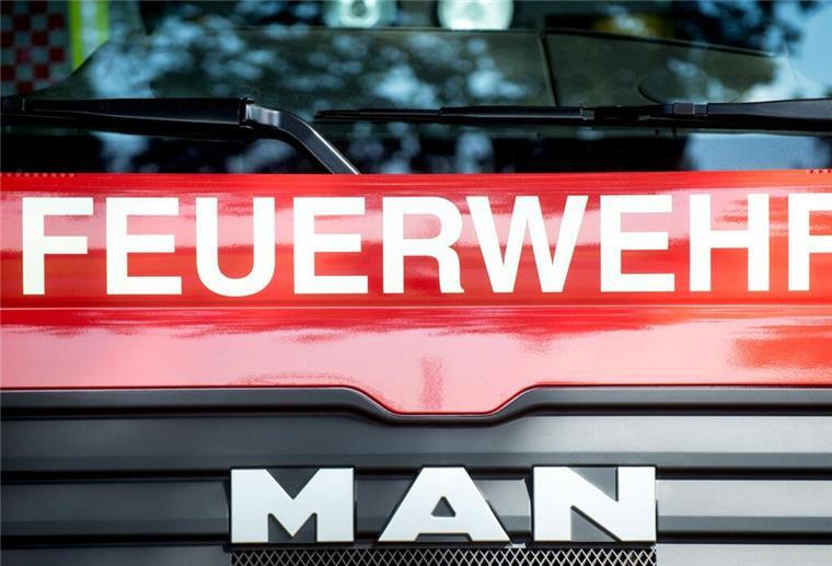 Bremerhavener Feuerwehr rettet Mann aus Hafenbecken