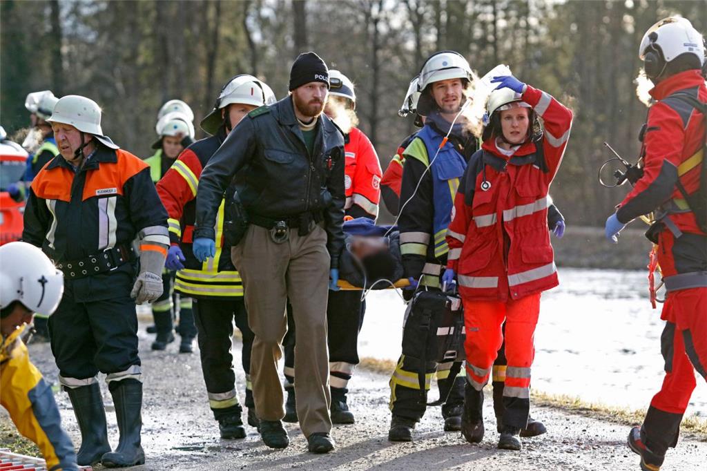 Rettungskräfte bergen einen Verletzten. Foto Lein, dpa
