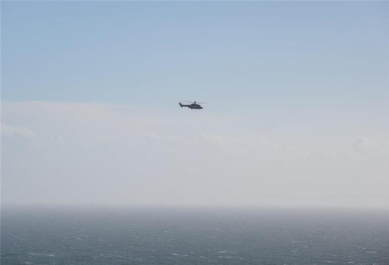 Tanker in Brand: Schiffskollision in der Nordsee ARCHIV - 24.03.2023, Schleswig-Holstein, Helgoland: Ein Bundespolizei-Hubschrauber über der Nordsee. (zu dpa: «Tanker in Brand: Schiffskollision vor britischer Küste») Foto: Jonas Walzberg/dpa +++ dpa-Bildfunk +++