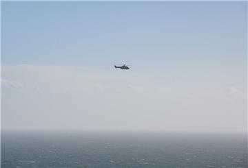 ARCHIV - 24.03.2023, Schleswig-Holstein, Helgoland: Ein Bundespolizei-Hubschrauber über der Nordsee. (zu dpa: «Tanker in Brand: Schiffskollision vor britischer Küste») Foto: Jonas Walzberg/dpa +++ dpa-Bildfunk +++