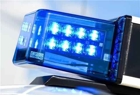  Ein Blaulicht auf dem Dach eines Einsatzfahrzeugs.  