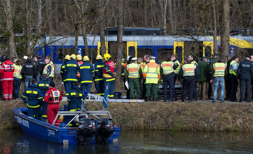 Rettungskräfte sammeln sich an der Unglücksstelle. Foto Hoppe, dpa