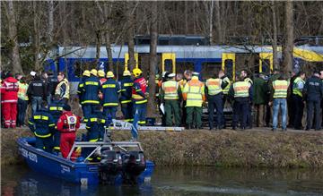 Rettungskräfte sammeln sich an der Unglücksstelle. Foto Hoppe, dpa