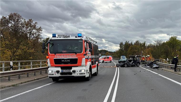 Rettungskräfte sind am Unfallort im Einsatz. 