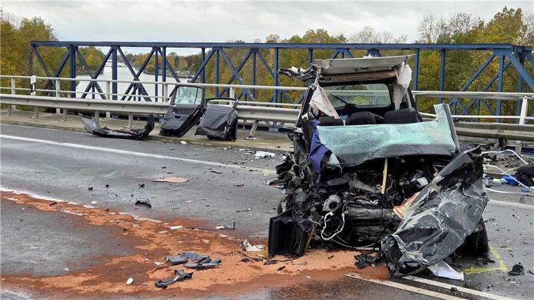 Rettungskräfte sind am Unfallort im Einsatz. 