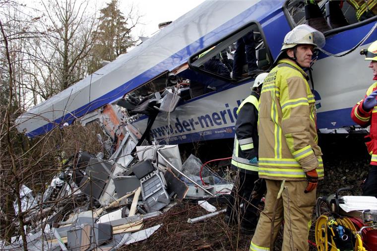 Rettungskräfte sind an der Unglücksstelle im Einsatz, um verletzte Passagiere zu bergen.

