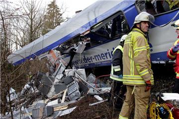 Rettungskräfte sind an der Unglücksstelle im Einsatz, um verletzte Passagiere zu bergen.


