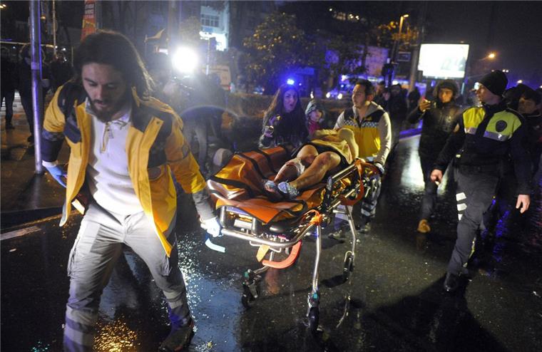 Anschlag in Istanbul: Terror in der Silvesternacht Rettungskräfte sind nach einem Angriff auf einen der größten Nachtclubs im Zentrum Istanbuls im Einsatz und retten eine verwundete Person.