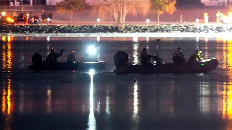 Rettungskräfte suchen im Potomac River nach Überlebenden und Opfern des Flugzeugabsturzes.