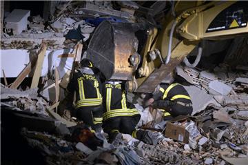 Rettungskräfte suchen in Amatrice unermüdlich nach weiteren Opfern des Erdbebens.