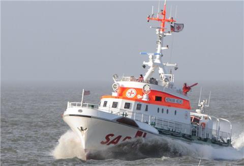 Rettungskräfte suchen nach dem vermissten Seemann.