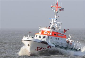 Rettungskräfte suchen nach dem vermissten Seemann.