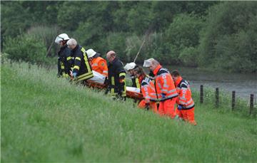 Rettungskräfte tragen die Leiche des 44-Jährigen. Seit Donnerstagnacht wurde er vermisst, Montagfrüh fanden Behördenmitarbeiter seinen leblosen Körper in der Oste.
