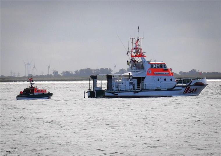 "Person in der Weser": Feuerwehr Bremerhaven übt mit Puppe im Wasser Rettungsszenario auf der Weser: eine Person fällt ins Wasser. Der Mensch wird mit dem Strom fortgerissen. Die Übung der Rettung beginnt.