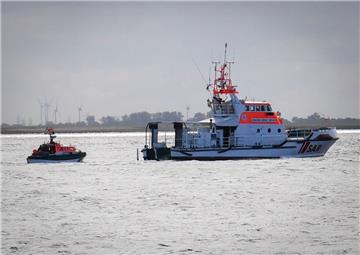 Rettungsszenario auf der Weser: eine Person fällt ins Wasser. Der Mensch wird mit dem Strom fortgerissen. Die Übung der Rettung beginnt.