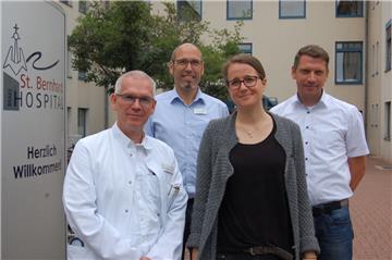 reuen sich über das neue Beratungsangebot am Hospital (von links): Dr. Thorsten Austein, Helmut Dietz (Qualitätsmanagement), Psycho-Onkologin Fenna Friedenberger und Caritas-Geschäftsführer Ralf Bunten.