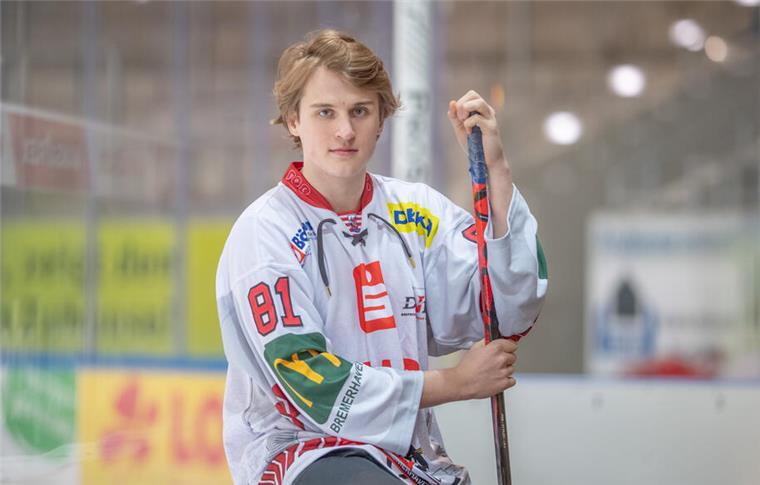 REV-Topstürmer Daniil Grechikhin ist zurück Ein Mann hält einen Eishockeyschläger.