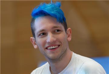 Der Youtuber Rezo sitzt während der Veranstaltung «Knackig kurz statt tiefgründig» im Rahmen des Tags der Bildung 2019« unter dem Motto «Bildung im digitalen Zeitalter» auf der Bühne.