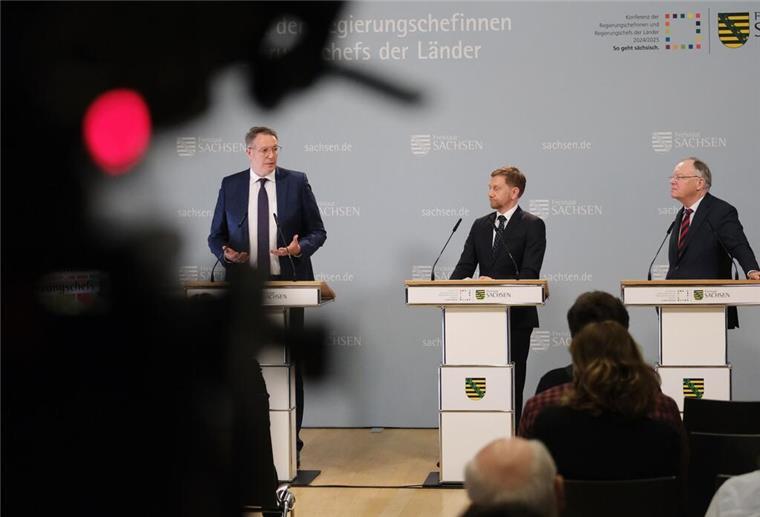 Rheinland-Pfalz-Regierungschef Schweitzer stellt mit anderen Ministerpräsidenten die Reformpläne vor. 