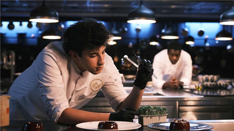 Riadh Belaiiche als Yazid in einer Szene des Films „Sterne zum Dessert“.