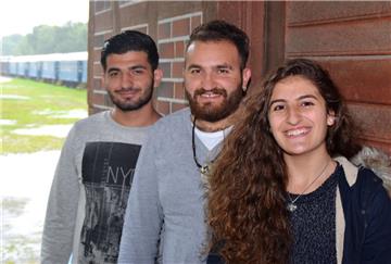 Rias Abumahmoud, Omid und Oria Daoud (von links) sind nur drei der syrischen Laiendarsteller in der Produktion „Wir haben die Angst gefressen“, die ab Mittwoch in Cuxland gezeigt wird.