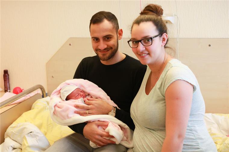 Ricardo Gradin Casqueira und Adriana Viana de Castro Gradin halten überglücklich ihre kleine Sophia im Arm.