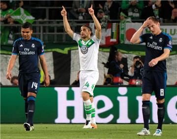 Ricardo Rodriguez (Mitte)  bejubelt sein Elfmetertor zum 1:0 gegen Real Madrid. Foto Steffen/dpa 