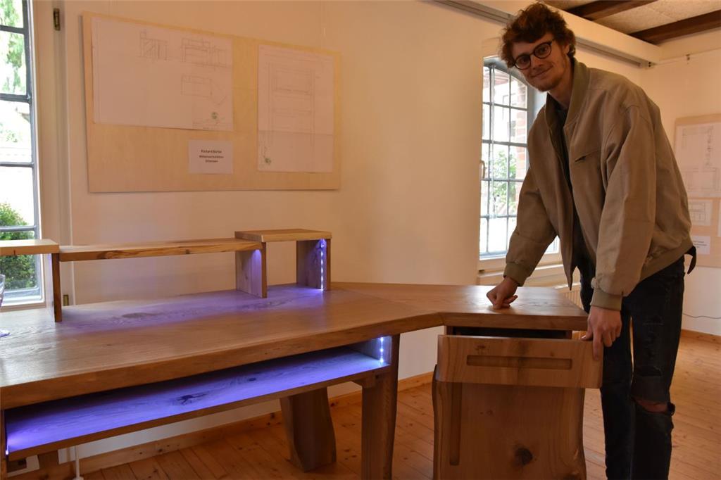 Richard Borbe hat einen Computertisch aus Eichenholz angefertigt. Raffiniertes E...