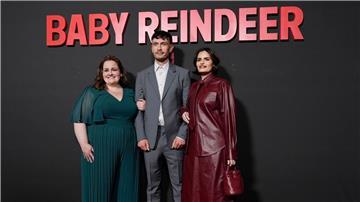 Richard Gadd (.), der Schöpfer von „Baby Reindeer“ (dt. Rentierbaby), mit Jessica Gunning (l) und Nava Mau.