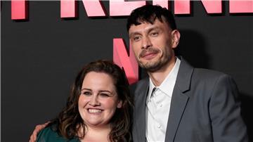 Richard Gadd, der Star und Schöpfer von „Baby Reindeer“ (dt. Rentierbaby), posiert mit Darstellerin Jessica Gunning bei einem Fototermin für die Netflix-Miniserie bei der Directors Guild of America.