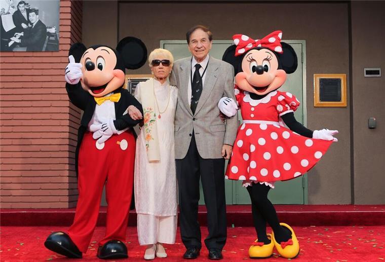 Disney-Songwriter Richard Sherman gestorben Richard M. Sherman (2.v.r.) steuerte die Musik zu zahlreichen Disney-Klassikern bei.