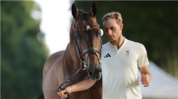 Richard Vogels Pferd United Touch besteht die tiermedizinische Untersuchng