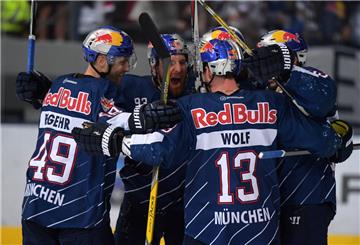 Richie Regehr (von links), Maximilian Kastner, Michael Wolf und Jonathan Matsumoto jubeln: der EHC Red Bull München hat seinen Meistertitel in der DEL verteidigt.