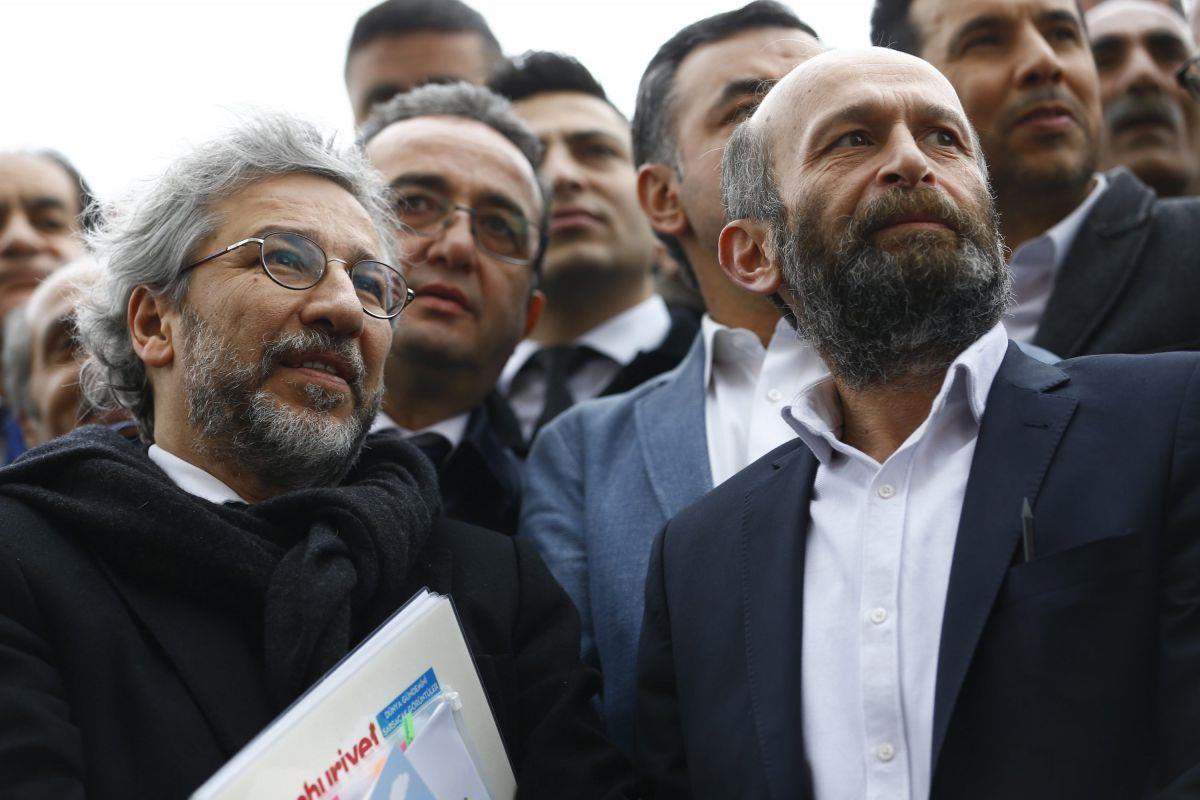 Richter haben Can Dündar (links) zu einer Haftstrafe verurteilt.