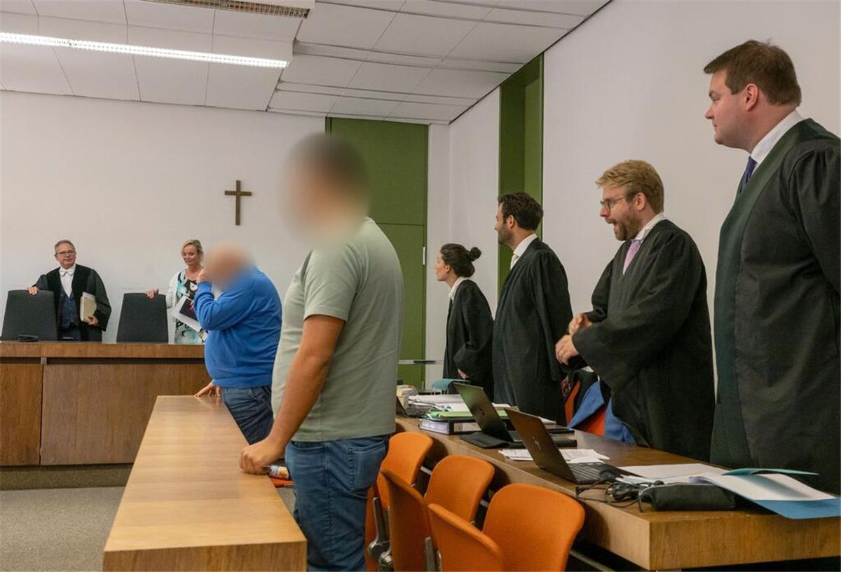 Kunstfälscher-Prozess: Vater-Sohn-Duo schweigt vor Gericht Richter Martin Hofmann (l.) sowie die beiden Angeklagten (vorne) zum Auftakt des Prozesses.