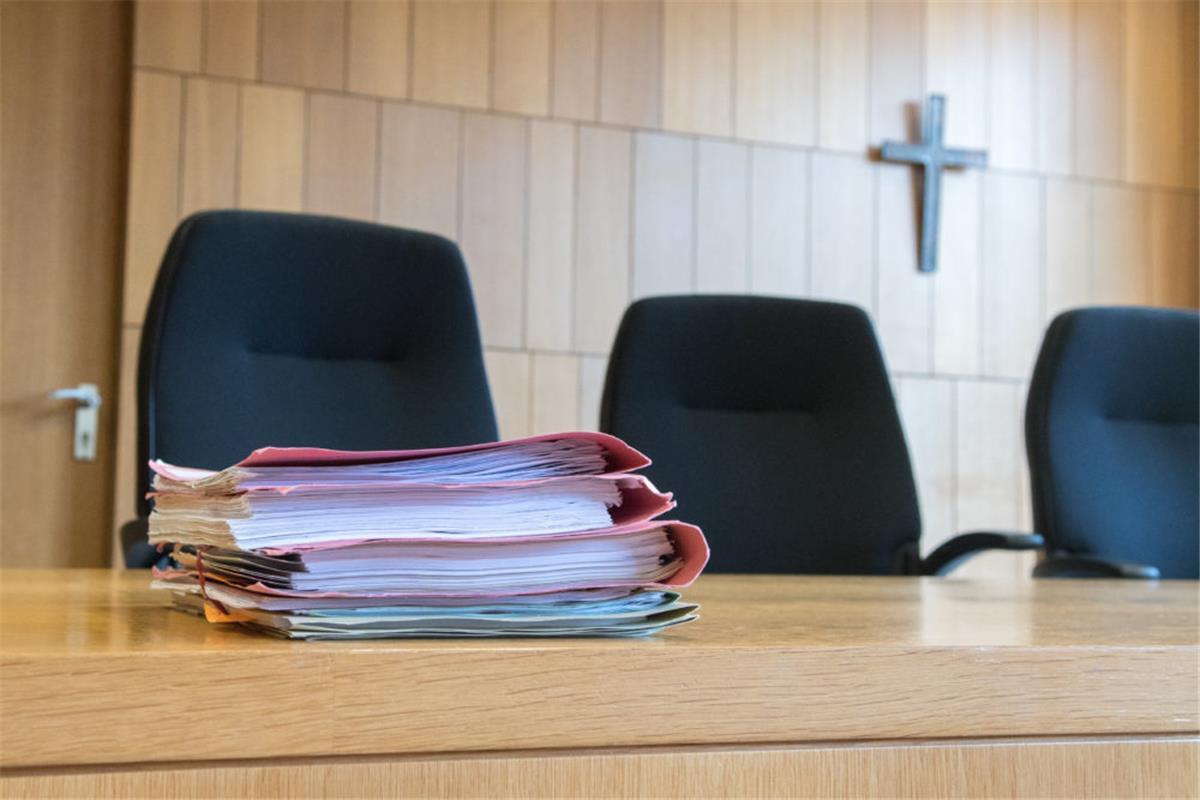 Niedersachsen will Kopftücher in der Justiz verbieten Richter und Staatsanwälte in Niedersachsen sollen künftig keine religiösen Symbole wie Kreuze oder Kopftücher bei öffentlichen Verhandlungen tragen dürfen. Kreuze, die derzeit noch in einigen Verhandlungsräumen der Amtsgerichte Vechta und Cloppenburg hängen, dürfen dort aber hängen bleiben.