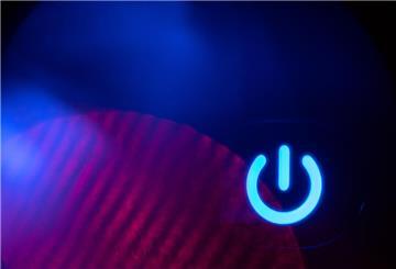 Richtiges Ausschalten von Elektrogeräten spart Strom: Mit kleinen Maßnahmen wie abschaltbaren Steckdosenleisten lassen sich bis zu 165 Euro jährlich einsparen.