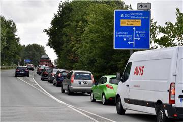 Richtung Wesertunnel gab es nach dem tödlichen Unfall auf der B437 lange Staus.