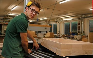 Rickmar Pilch fertigt sein Gesellenstück für die Abschlussprüfung. Ab Sonntag ist es im Handwerkermuseum in Sittensen zu sehen. 