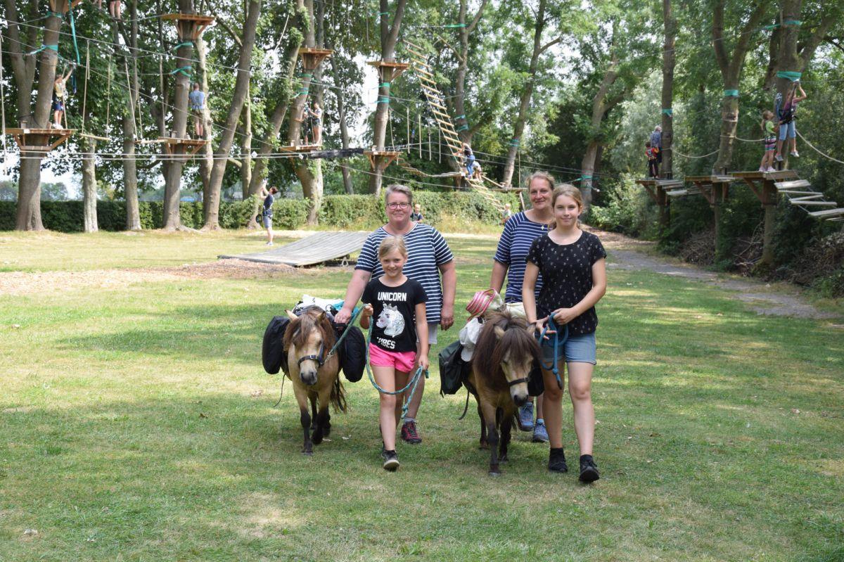 Rieke (links) und ihre Mutter Sylke Hemsing haben Mini-Shettie Christie an der Leine, Daniela und Jule Nordenholt sind mit Anni unterwegs. So ist die Gruppe vier Tage lang durch Butjadingen gezogen. Auch bei ihrem letzten Stopp im Klettergarten in Mitteldeich wurden sie von dessen Betreiber mit Eis und Getränken bestens versorgt.  