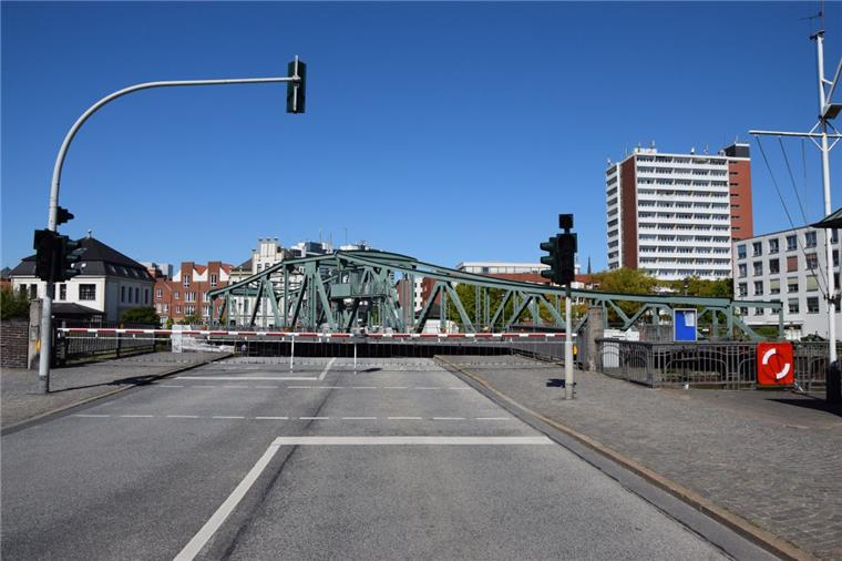 Rien ne va plus - nichts geht mehr. Für die Sanierung bleibt die Alte Geestebrücke in Bremerhaven geöffnet. Fußgänger, Rad- und Autofahrer müssen auf dem Weg in die City einen Umweg in Kauf nehmen.