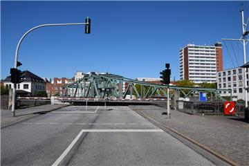 Rien ne va plus - nichts geht mehr. Für die Sanierung bleibt die Alte Geestebrücke in Bremerhaven geöffnet. Fußgänger, Rad- und Autofahrer müssen auf dem Weg in die City einen Umweg in Kauf nehmen.