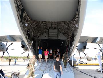 Riesenflugzeug, Riesenzuschauermagnet. Der A400M machte Halt in Nordholz. Foto: ...