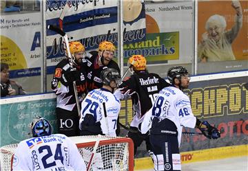 Riesenjubel bei den Fischtown Pinguins:  Jason Bast (links), Jack Combs und Marian Dejdar freuen sich über den 3:1-Sieg gegen die Iserlohn Roosters.  Foto Scheschonka