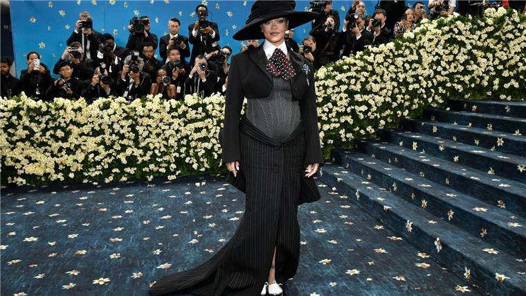 Star-Reigen und Schwangerschaftsgerüchte bei der Met Gala Rihanna scheint Schwangerschaftsgerüchte zu bestätigen