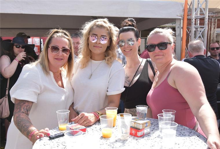 Rilana, Denise, Franziska und Diana sind zum Feiern nach Steinau gekommen.