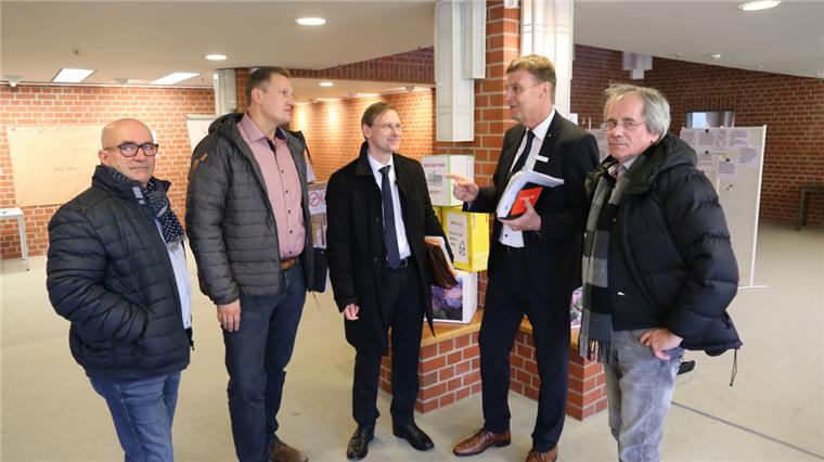 Wieder keine Einigung: Streit um die Kreisfinanzen spitzen sich zu Ringen um die Zahlen: Die Kreistagsmitglieder Gerd Tienken (SPD), Claus Seebeck (CDU), Christian Grüter (SPD) und Dietmar Buttler sprechen mit Landrat Kai-Uwe Bielefeld.